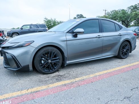 Used 2025 Toyota Camry SE FWD image 3