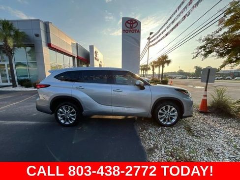 Used 2023 Toyota Highlander Limited FWD image 2