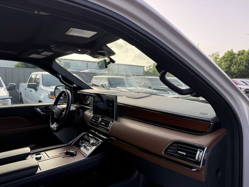 Used 2023 Lincoln Navigator Reserve AWD/4WD image 9
