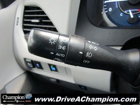 Used 2015 Toyota Sienna L image 23