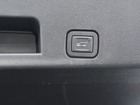 Used 2025 Chevrolet Traverse LT FWD image 36