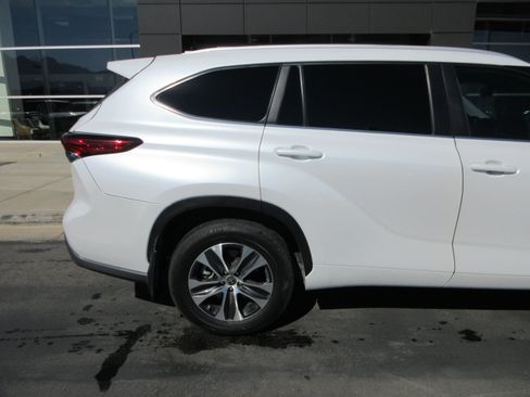 Used 2023 Toyota Highlander XLE AWD/4WD image 11