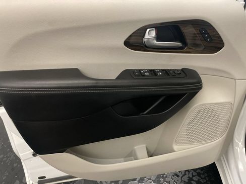 Used 2021 Chrysler Pacifica Limited AWD/4WD image 17
