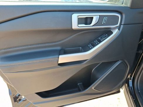 Used 2023 Ford Explorer XLT image 13