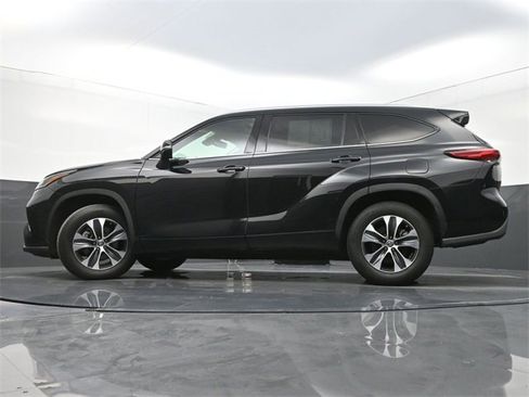 Used 2020 Toyota Highlander XLE image 30