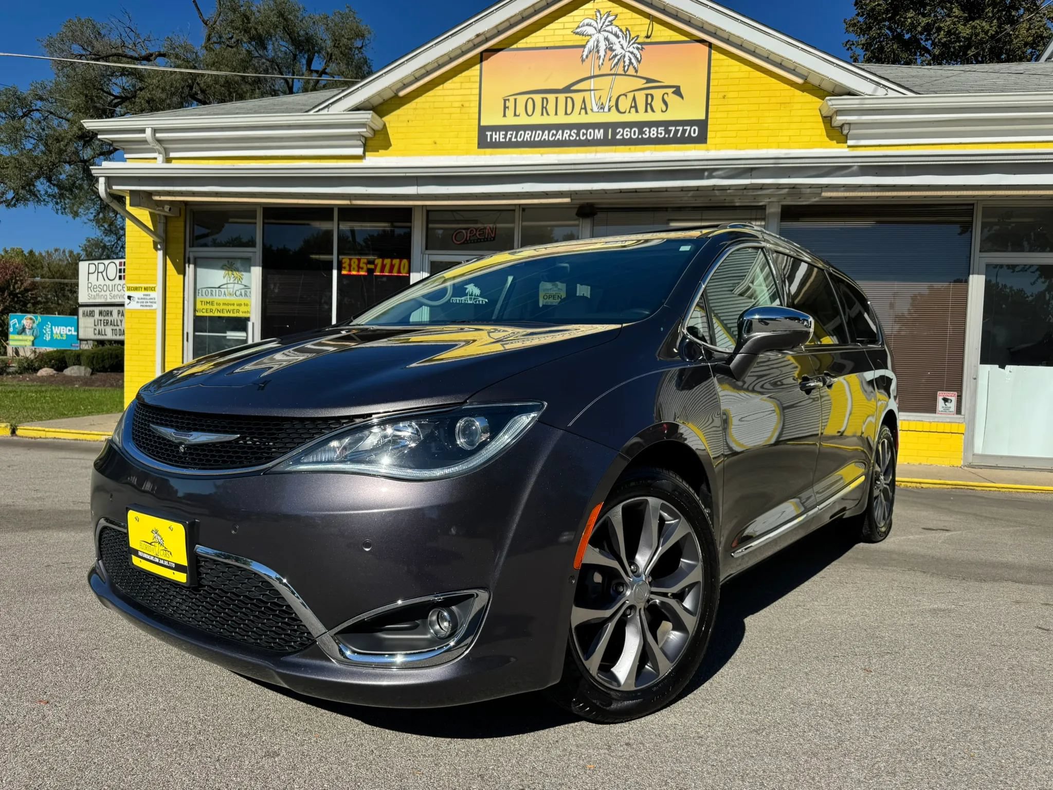 Used 2017 Chrysler Pacifica Limited FWD image 1