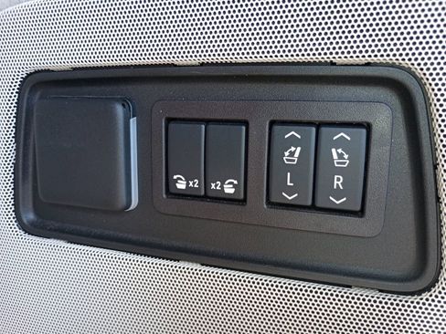 Used 2024 Cadillac Escalade ESV Sport Platinum image 17