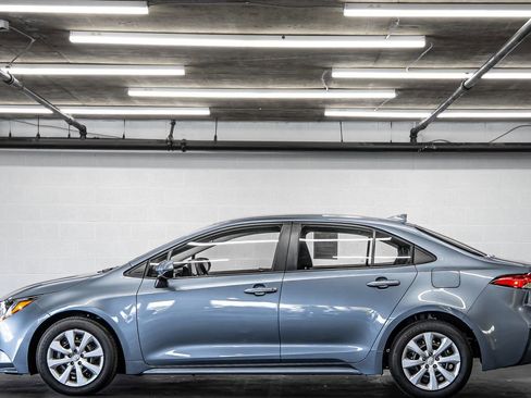 Used 2025 Toyota Corolla LE image 2