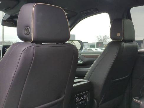 Used 2023 Chevrolet Suburban Premier image 17
