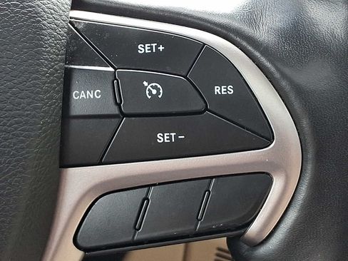 Used 2021 Jeep Grand Cherokee Limited w/ Sun & Sound Group AWD/4WD image 23