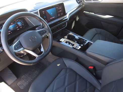 Used 2024 Volkswagen Atlas Cross Sport SE image 16