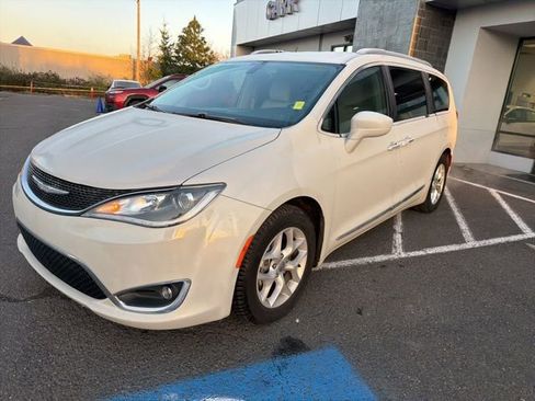 Used 2017 Chrysler Pacifica Touring-L w/ Tire & Wheel Group image 3