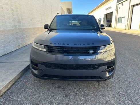 Used 2025 Land Rover Range Rover Sport SE image 2