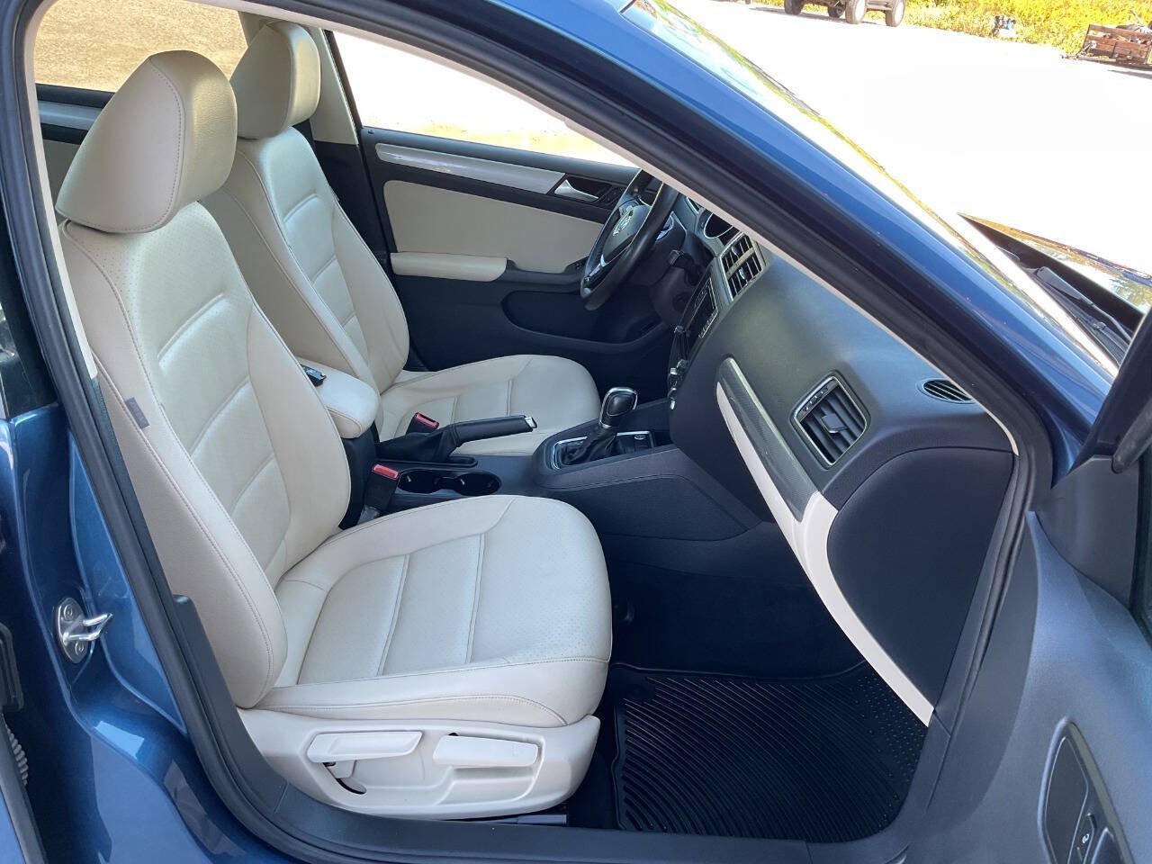 Used 2017 Volkswagen Jetta SE FWD image 41