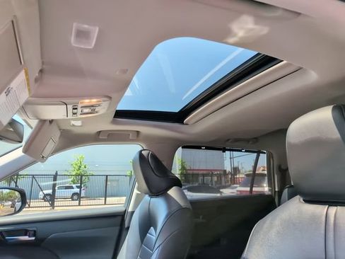 Used 2022 Toyota Highlander XLE AWD/4WD image 25