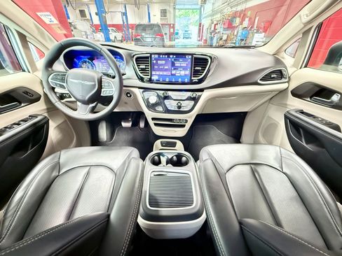 Used 2023 Chrysler Pacifica Touring-L FWD image 20