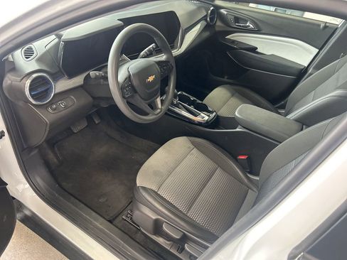 Used 2024 Chevrolet Trax LT image 3