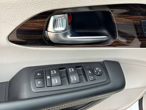 Used 2023 Chrysler Pacifica Limited FWD image 9