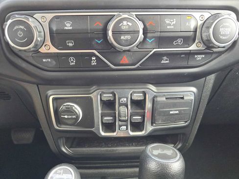 Used 2023 Jeep Wrangler Unlimited Sahara AWD/4WD image 27