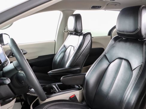 Used 2023 Chrysler Pacifica Touring-L FWD image 23