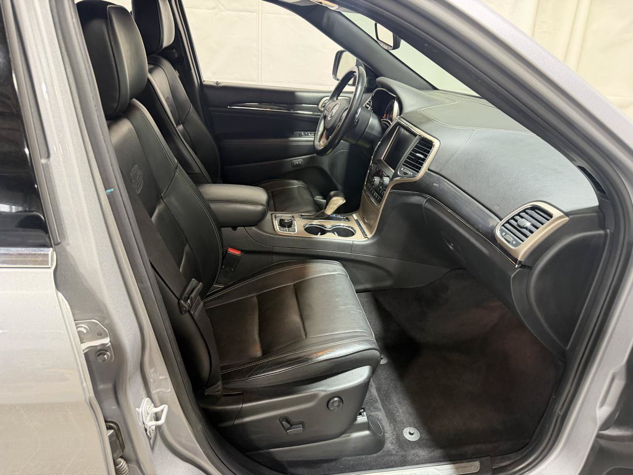 Used 2017 Jeep Grand Cherokee Overland w/ Jeep Active Safety Group AWD/4WD image 9