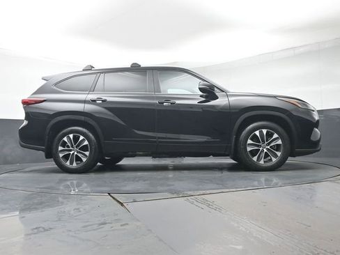 Used 2023 Toyota Highlander XLE image 32