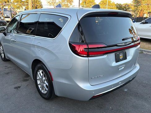 Used 2024 Chrysler Pacifica Touring-L FWD image 6