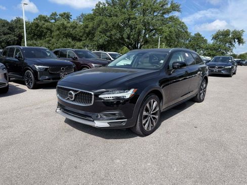 Certified 2025 Volvo V90 B6 Cross Country Plus AWD/4WD image 2
