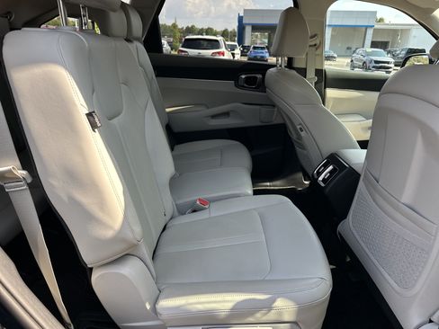 Used 2025 Kia Sorento S FWD image 16