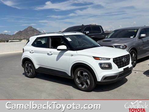Used 2025 Hyundai Venue SEL FWD image 1