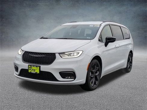 New 2026 Chrysler Pacifica Select w/ S Appearance Package image 8
