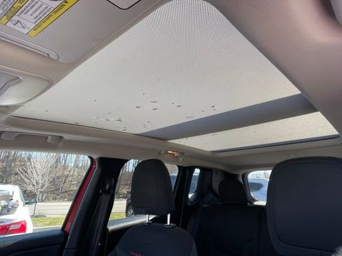 Used 2019 Jeep Renegade Trailhawk w/ Cold Weather Group II AWD/4WD image 26