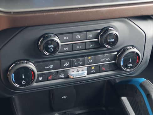 Used 2022 Ford Bronco Outer Banks w/ Sasquatch Package AWD/4WD image 25