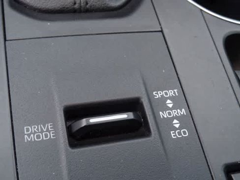 Used 2021 Toyota Highlander XLE FWD image 26