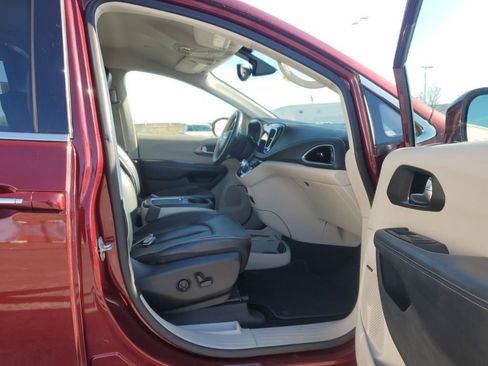 Used 2018 Chrysler Pacifica Limited image 40