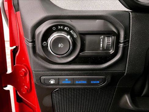 Used 2025 Jeep Wrangler Unlimited Sahara w/ Safety Group AWD/4WD image 39