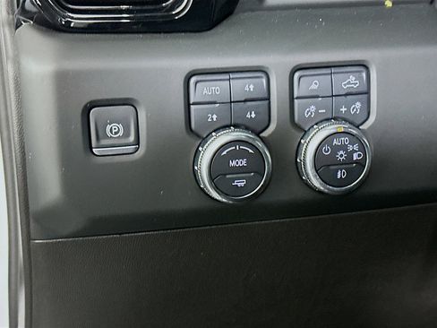 Used 2024 GMC Sierra 2500 AT4 w/ AT4 Premium Plus Package image 17