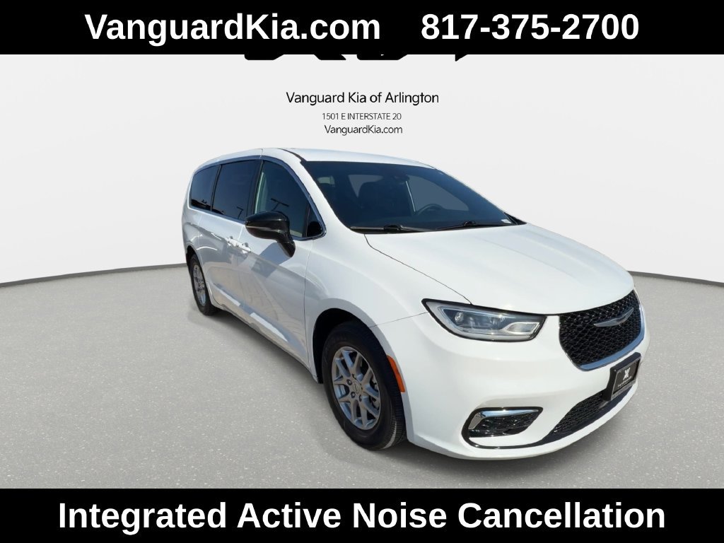 Used 2025 Chrysler Pacifica Select FWD image 2