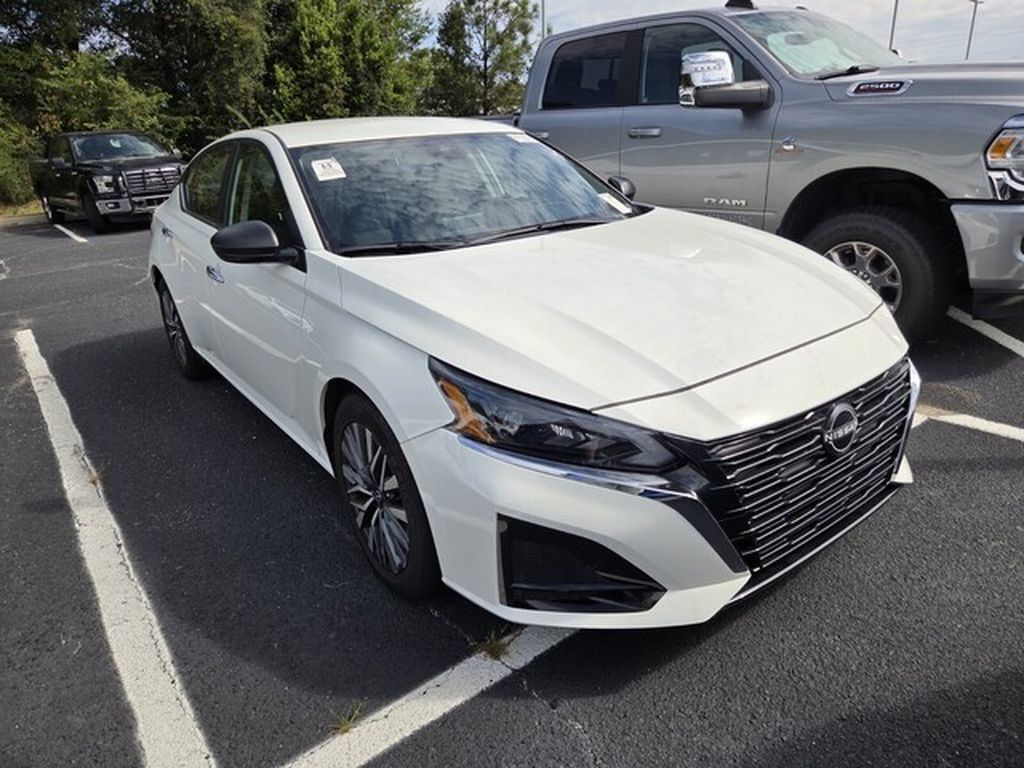 Used 2025 Nissan Altima 2.5 SV FWD image 3