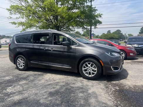 Used 2020 Chrysler Pacifica Touring-L image 3