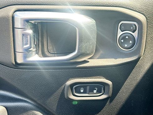 Used 2023 Jeep Wrangler Unlimited AWD/4WD image 18