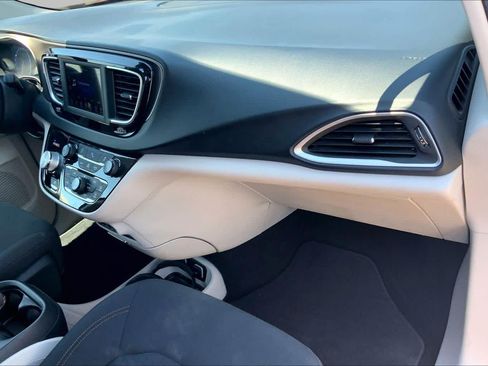 Used 2018 Chrysler Pacifica Touring Plus w/ Tire & Wheel Group FWD image 19