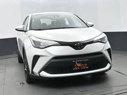 Used 2022 Toyota C-HR XLE FWD image 3