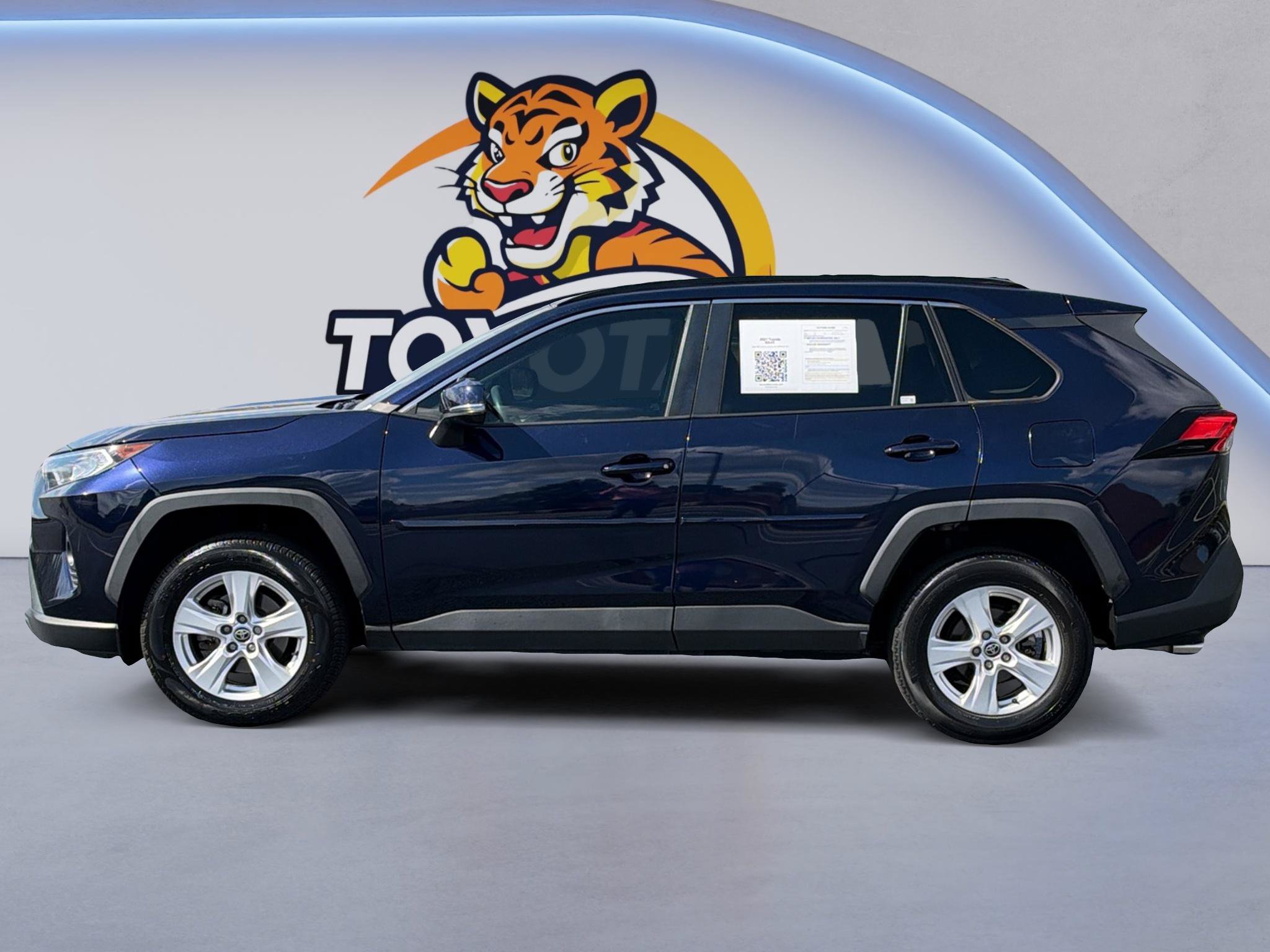 Used 2021 Toyota RAV4 XLE w/ Convenience Package FWD image 9