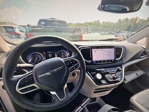 Used 2024 Chrysler Pacifica Touring-L FWD image 7