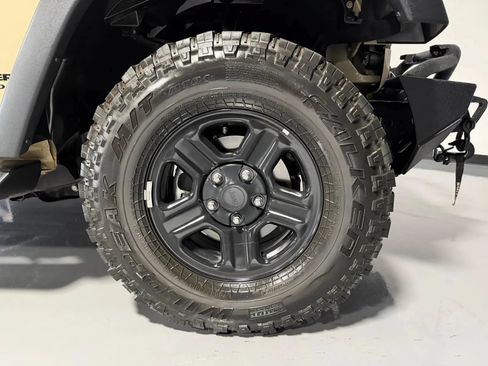 Used 2017 Jeep Wrangler Unlimited Sport w/ Connectivity Group AWD/4WD image 9