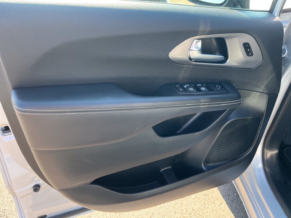 Used 2026 Chrysler Pacifica Select FWD image 11