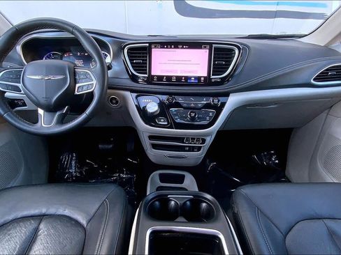 Used 2022 Chrysler Pacifica Touring-L image 9