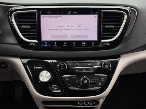 Used 2023 Chrysler Pacifica Touring-L image 16