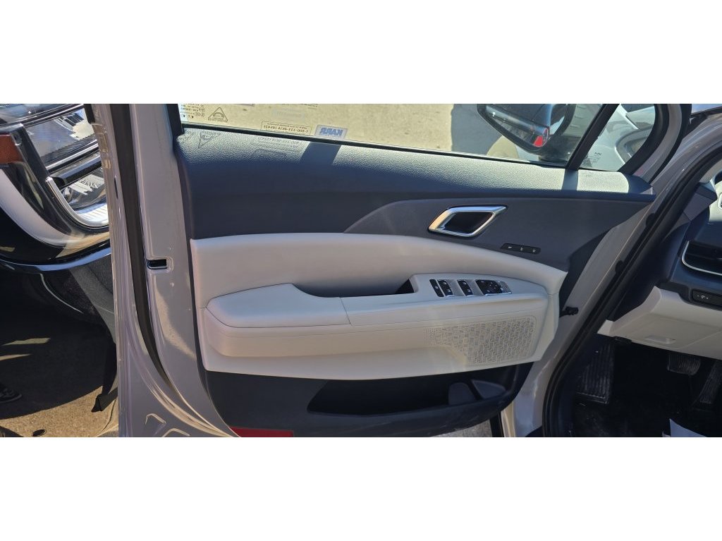 Used 2025 Kia Carnival EX FWD image 14